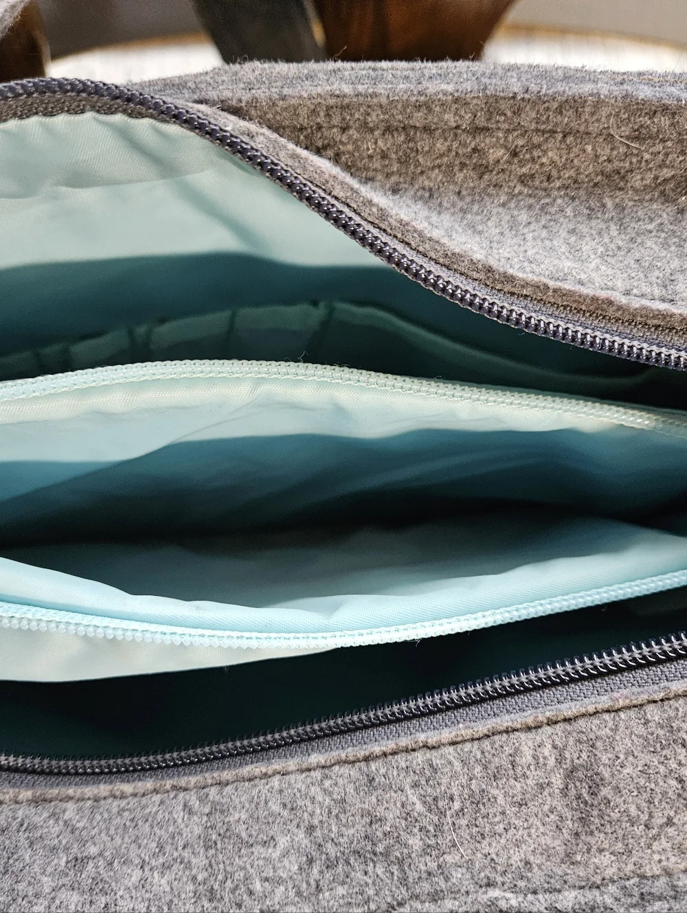 Ogio Brooklyn Gray Felt Crossbody Tablet Bag - Picture 10 of 11